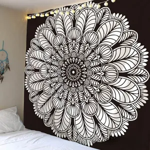 Détail d'une tapisserie murale mandala noir et blanc accrochée au-dessus d'un lit