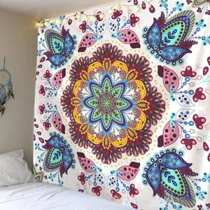 Tenture mandala avec motifs papillons dans une chambre avec décoration style bohème