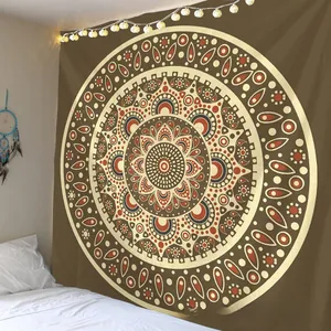 Détail de tapisserie mandala bohème avec guirlandes lumineuses pour déco de chambre