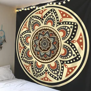 Détail d'une tapisserie mandala bohème avec des guirlandes lumineuses sur le mur