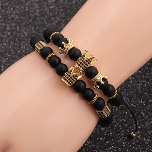 Kronen-Armband-Set mit mattschwarzen Perlen und vergoldeten Zirkonia-Anhängern für Herren