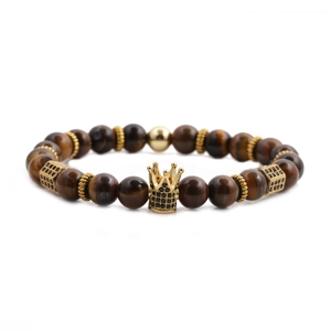 Herrenarmband aus Tigerauge-Steinen mit mikro-vergoldetem Kronenanhänger und Goldakzenten