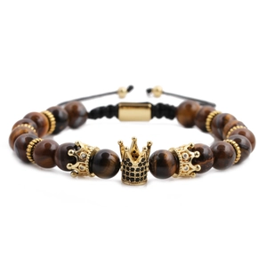 Tigerauge-Perlenarmband mit Goldkronen und verstellbarer schwarzer Kordel auf weißem Grund
