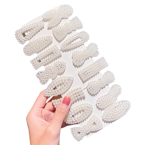 Set di 14 eleganti fermagli per capelli con perle in varie forme su cartoncino bianco