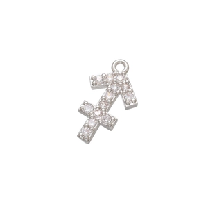 Vue détaillée du pendentif Sagittaire en argent serti de micro-pavés de zircons brillants