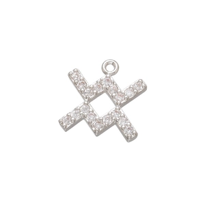 Détail du pendentif en forme de X argenté avec zircons et découpe carrée centrale