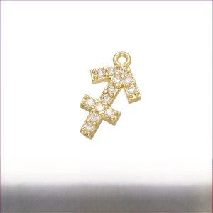 Détail du pendentif Sagittaire en laiton plaqué or serti de pierres de zircon blanc