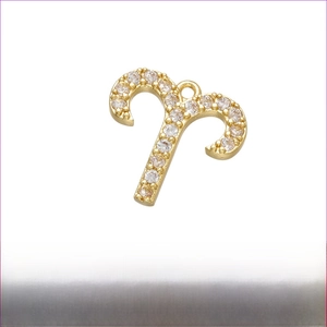 Vue détaillée du pendentif Bélier plaqué or avec zircons incrustés en laiton poli