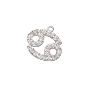 Vue détaillée du pendentif signe Cancer orné de zircons et finition argent poli