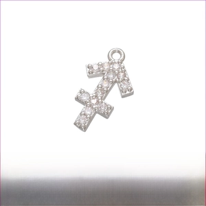 Détail du pendentif Sagittaire avec zircons sertis sur laiton plaqué rhodium brillant