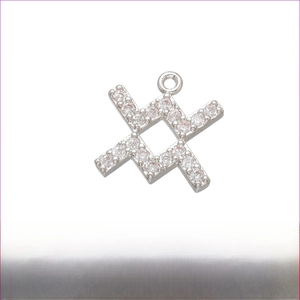 Vue macro du pendentif zodiaque en rhodium avec cristaux de zircone cubique micro-pavés