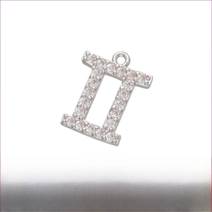 Détail d'un pendentif en laiton rhodié de 14x14mm avec incrustation de zircones