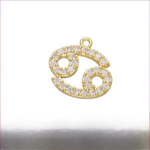 Gros plan du pendentif Cancer doré serti de zircons cubiques brillants, 14mm