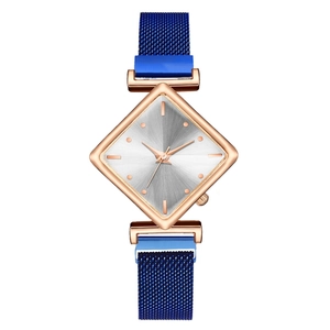 Détail du cadran losange or rose et du bracelet en maille bleue magnétique