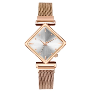 Détails du bracelet en maille or rose et du cadran argenté d'une montre à quartz chic