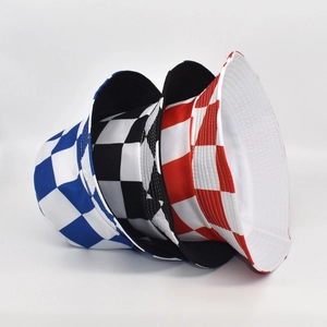 Cappelli a secchiello reversibili a scacchi in blu, nero e rosso per protezione solare esterna