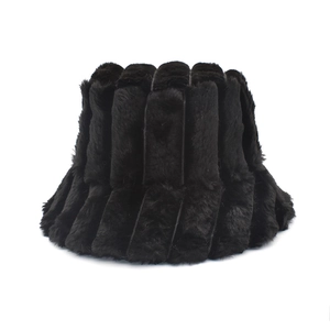 Détail du bob en fausse fourrure noire montrant la texture pelucheuse et les rayures