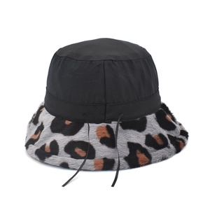 Chapeau bob d'hiver avec haut en tissu noir et bord en fausse fourrure léopard gris