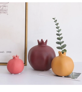 Tre vasi in ceramica a forma di melograno in rosso, giallo e rosa con finitura opaca