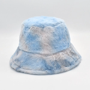 Dettaglio della texture in ecopelliccia tie-dye blu chiaro e grigio del cappello bucket