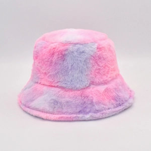 Dettaglio della pelliccia sintetica tie-dye rosa e lavanda di un cappello da pescatore
