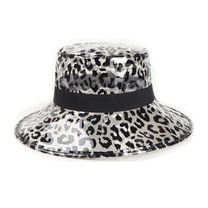 Chapeau bob transparent en PVC à motif léopard avec large bord et ruban décoratif