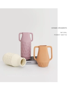 Detalle de jarrones de cerámica Morandi con superficie texturizada única y patrones lineales