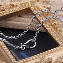 Détail de la chaîne en argent sterling S925 avec fermoir en S sur cadre décoratif