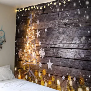 Gemütlicher Weihnachtsbaum Wandteppich mit warmen Lichtern auf vintage Holzstruktur