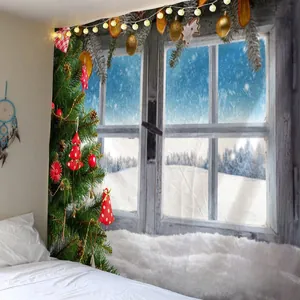 Nahaufnahme eines Weihnachtswandteppichs mit verschneitem Fenster und festlichem Baum
