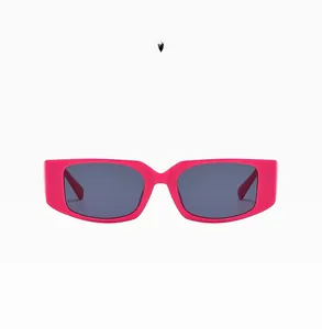 Makro-Seitenansicht der trendigen rechteckigen Cat-Eye-Sonnenbrille in Rosérot mit Gläsern