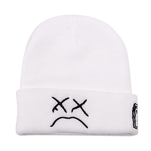 Bonnet en maille blanc avec broderie visage XX noir et revers replié élégant