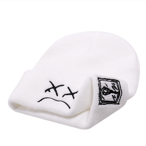 Bonnet en tricot blanc avec broderie visage triste noire et revers de style urbain
