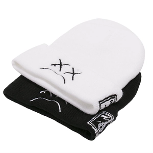 Lot de bonnets en tricot LIL PEEP noir et blanc avec broderie visage et revers chaud