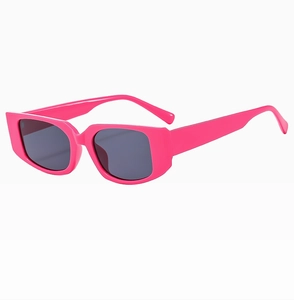 Details von pinker rechteckiger Sonnenbrille mit breiten Bügeln und grauen Gläsern