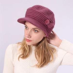 Detailansicht der lila Strickmütze mit gewebter Textur und dekorativem Bommel für Damen