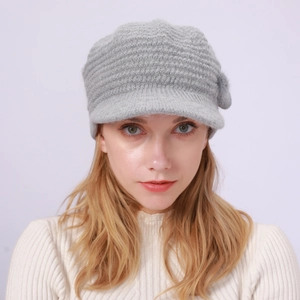 Nahaufnahme der hellgrauen Strickmütze für Damen mit Blumendetail und warmem Innenfutter