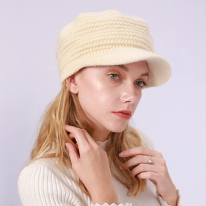 Nahaufnahme der beigen Strick-Schirmmütze für Damen mit warmem Futter und Texturdetails