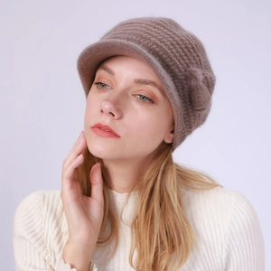 Detailansicht der braunen Strickmütze mit Schirm, Blumenakzent und warmer Thermostruktur