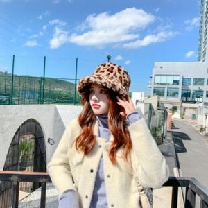 Dettaglio del cappello a secchiello in finta pelliccia leopardata per lo stile invernale