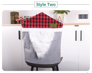 Détail de la housse de chaise Père Noël en feutre gris avec des accents de carreaux rouges