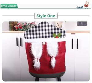 Détail de la housse de chaise de Noël rouge avec barbe en peluche et houx décoratif