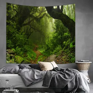Détail d'une tapisserie de paysage forestier suspendue comme décor de chambre