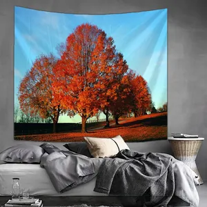 Détail d'une grande tapisserie de forêt aux érables rouges sur un mur de chambre moderne