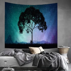 Détail d'une tapisserie de forêt étoilée suspendue au-dessus d'un lit pour le décor