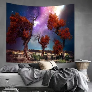 Scène de chambre montrant une grande tapisserie avec paysage de forêt étoilée au mur