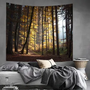 Détail de la tapisserie murale forêt d'automne suspendue dans une chambre confortable