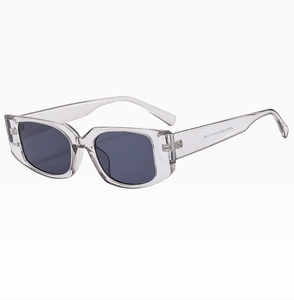 Detailansicht der transparenten grauen rechteckigen Sonnenbrille mit Bügeln im 45-Grad-Winkel