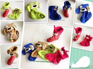 Dettaglio di caldi accessori in pile per bambini con simpatici motivi di animali multicolori
