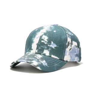 Détail d'une casquette de baseball tie-dye multicolore en toile de coton délavée